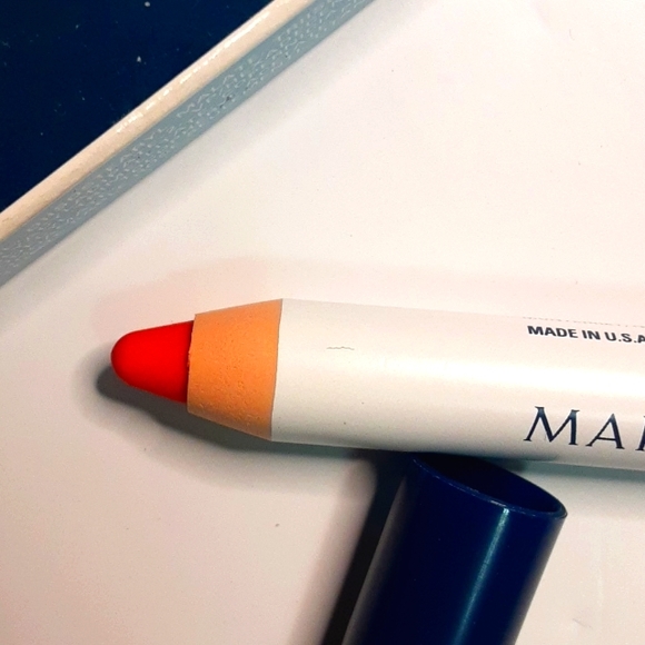 Mary Kay Weekender lip pencil with sharpener Coral Stone - Picture 2 of 3
